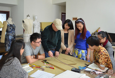 華藝教育一對(duì)一零基礎(chǔ)打板制版集訓(xùn) 開(kāi)啟服裝設(shè)計(jì)的職業(yè)之門(mén)